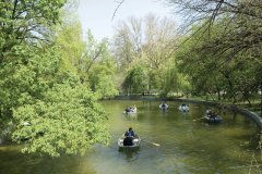 Promenade en barque dans le parc Cişmigiu.