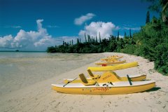 Pédalos sur la plage de la baie d'Oro. (© Author's Image)