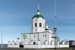 La cathédrale de l'Épiphanie se dresse sur les rives de la rivière Yenisei