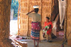 Au bord de la Manambolo, près du village de Bekopaka