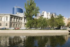 Immeubles bordant la rivière Dâmboviţa.