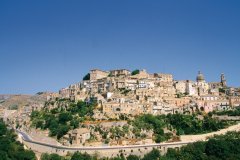 Raguse perchée sur son promontoire calcaire.