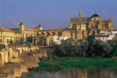 La mosquée-cathédrale (Mezquita) de Cordoue et le Guadalquivir.