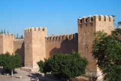 Anciennes tours et remparts historiques dans la ville de Taroudant.