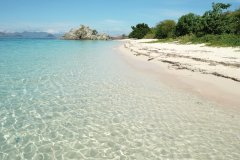 Site de plongée de l'île Bidadari et ses eaux transparentes.