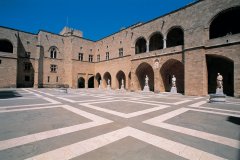 Cour du Palais des grands maîtres, Rhodes Chora.