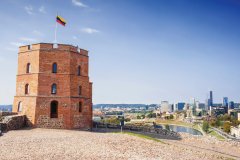 Tour de Gediminas surplombant la ville de Vilnius.