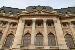 L'imposante façade de la bibliothèque centrale universitaire à Bucarest.