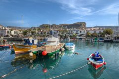 Bateaux de pêche amarrés dans le petit port de plaisance de Puerto de Mogán.