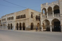 Longue allée d'arcades bordant le port.