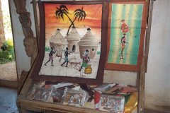 Batiks, sur les thèmes de la chasse et de l'eau, en expo-vente à la case d'accueil de Togoville.