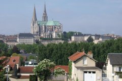 La cathédrale domine la ville de Chartres (© Stéphan SZEREMETA)