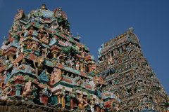 Plusieurs milliers de statues peintes composent la tour portail du temple Sri Kapaleeswarar.