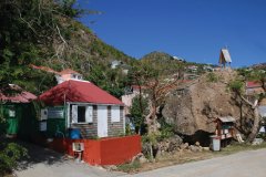 Case typique de Saint-Barthélemy, à côté du rocher avec St Louis, qui veille sur les pêcheurs.