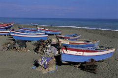 Barques de pêche sur la plage de Oued Laou.