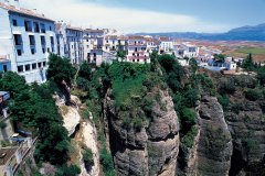 L'impressionnante gorge du Tajo divise la ville de Ronda en deux.