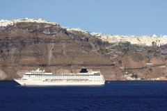 Vue de Thira depuis la mer.