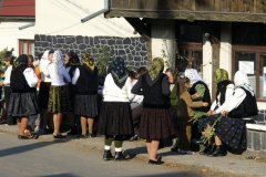 Femmes roumaines dans la vallée du Cosau.