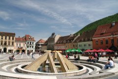 Piata Sfatului est un lieu de rendez-vous pour la population de Braşov.