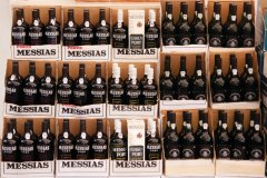 Vente de porto sur un marché à Albufeira.