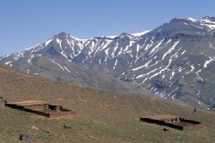 Deux fermes isolées de la vallée de l'Ourika.