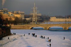 Pont Kamenndostrovski au-dessus de la Neva gelée. (© Author's Image)