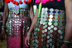 Femmes iban en costume traditionnel dans une longhouse