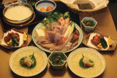 Préparation du  fugu  (poisson-lune), dégustation en sashimi et  nabe . (© Author's Image)