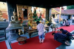 Dévotion au Wat Phra Doi Suthep.