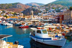 Vue sur le port très coloré de l'île d'Hydra.
