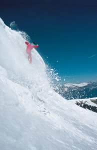 Saut de corniche à ski