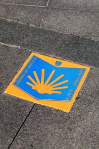 Le chemin de Saint-Jacques-de-Compostelle (où les anciens pèlerins partagent et où les futurs pèlerins apprennent).