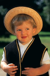 <p>Jeune garçon en costume traditionnel breton</p>