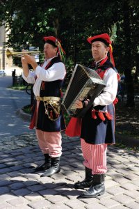 <p>Musiciens des rues en costume traditionnel dans la vieille ville.</p>