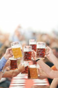 Levée de bière lors de l'Oktoberfest.