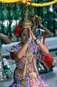 <p>Danseuse en costume traditionnel.</p>