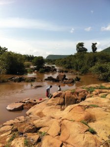 <p>Fillettes peules lavant le linge au bord du fleuve Gambie.</p>