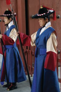 Relève de la garde au palais Deoksugung.