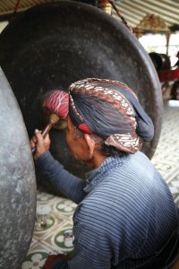 <p>Gamelan accompagnant le théâtre de marionnettes dans le Kraton Ngayogyakarto.</p>