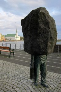 Sculpture au bord du lac Tjörnin