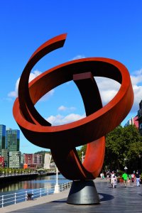 Variante ovoïde de la Desocupación de la esfera, une sculpture de Jorge Oteiza.