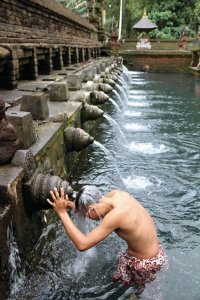 <p>Purification dans les eaux sacrées de Tirta Empul.</p>