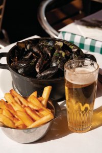 Moules marinières accompagnées de frites.