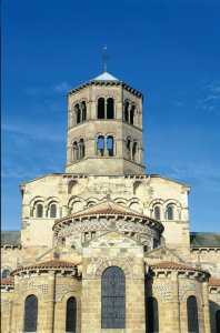 <p>L'abbatiale Saint-Austremoine à Issoire</p>