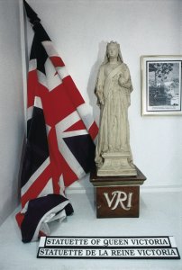 Drapeau britannique et statuette de la reine Victoria.