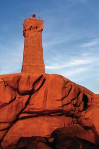 <p>Phare de Ploumanac'h sur le sentier des douaniers.</p>