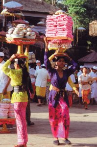 <p>Les offrandes destinées aux temples restent ancrées dans la tradition.</p>