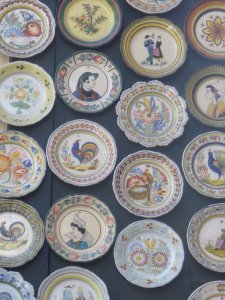 <p>Assiettes en faïence de Quimper</p>