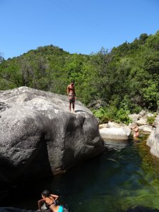 Saut dans la piscine naturelle d'Eccica-Suarella
