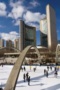 Patinoire devant l'Hôtel de ville de Toronto.